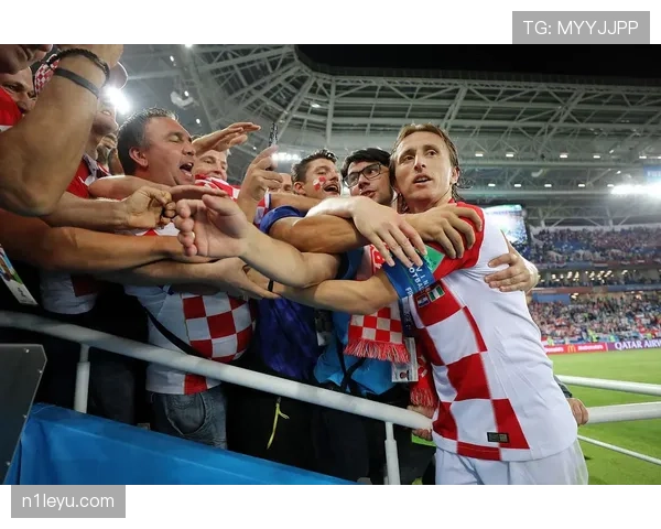 克罗地亚发布全新棋盘球衣，点燃球迷热情迎战世界杯