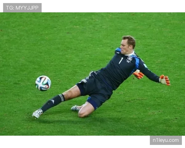 诺伊尔防守站位启示：重塑球队防线战略成焦点