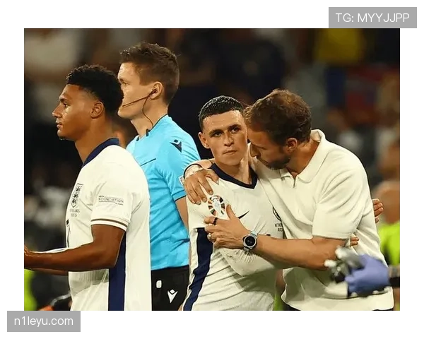 福登与球迷的互动方式 福登与球迷的互动方式